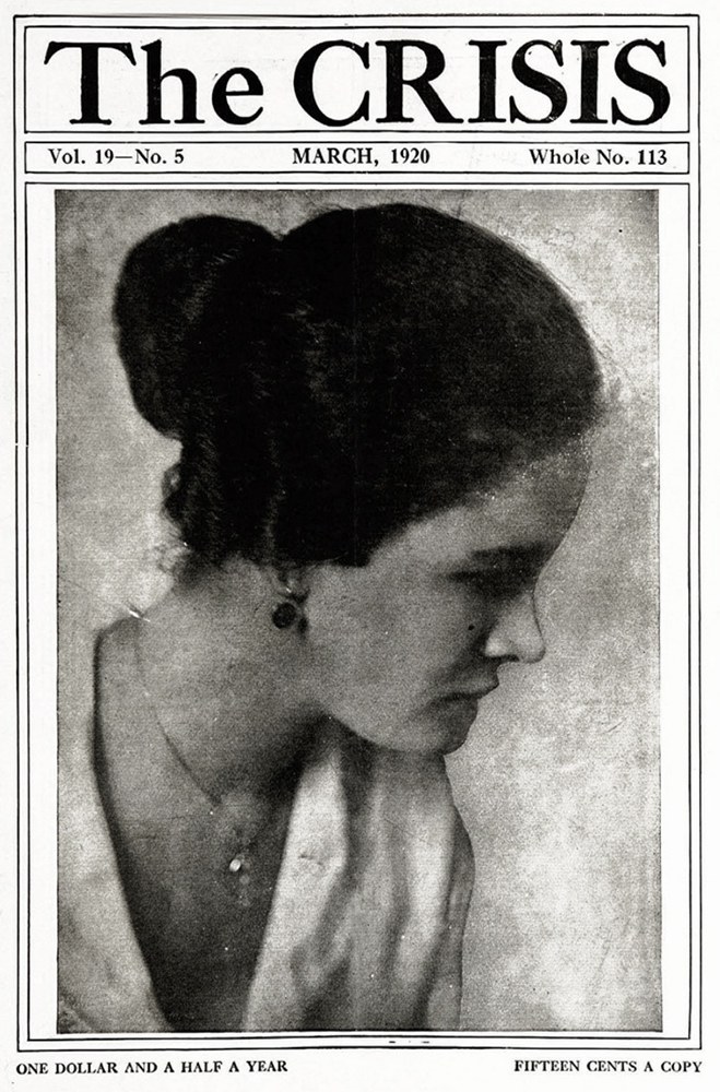 Schwarz-weiß-Porträt einer Frau auf dem Cover eines Magazins mit der Überschrift "Die Krise", die ein weißes Kleid mit einem gemusterten Schal trägt, das Haar zurückgebunden, den Blick zur Seite gewandt mit leicht geöffneten Lippen.