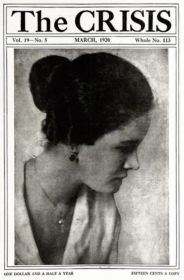 Schwarz-weiß-Porträt einer Frau auf dem Cover eines Magazins mit der Überschrift "Die Krise", die ein weißes Kleid mit einem gemusterten Schal trägt, das Haar zurückgebunden, den Blick zur Seite gewandt mit leicht geöffneten Lippen.