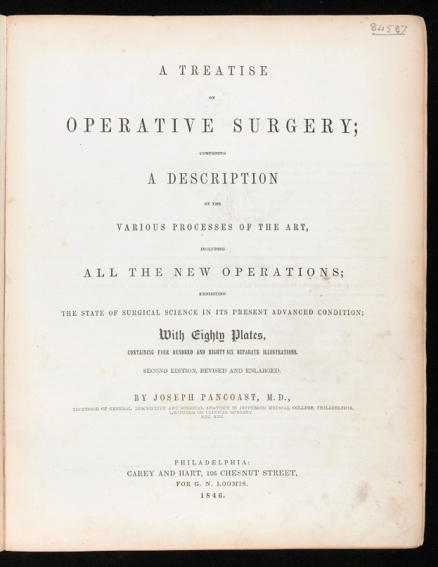 Ein aufgeschlagenes Buch mit dem Titel "Abhandlung über die operative Chirurgie: Beschreibung verschiedener Prozesse der Kunst, alle neuen Operationen" vor dunklem Hintergrund.