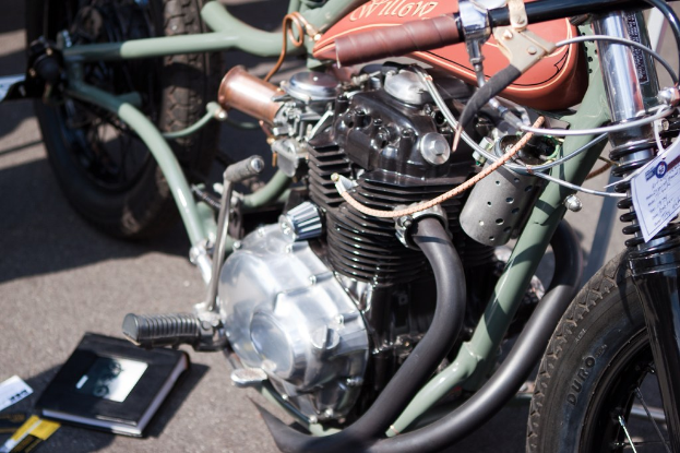 Motorräder und ein Buch.